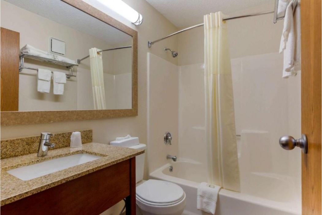 Quality Inn Lenox MA 18/29