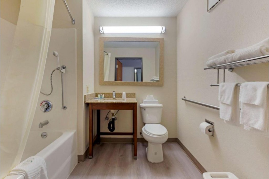 Quality Inn Lenox MA 19/29