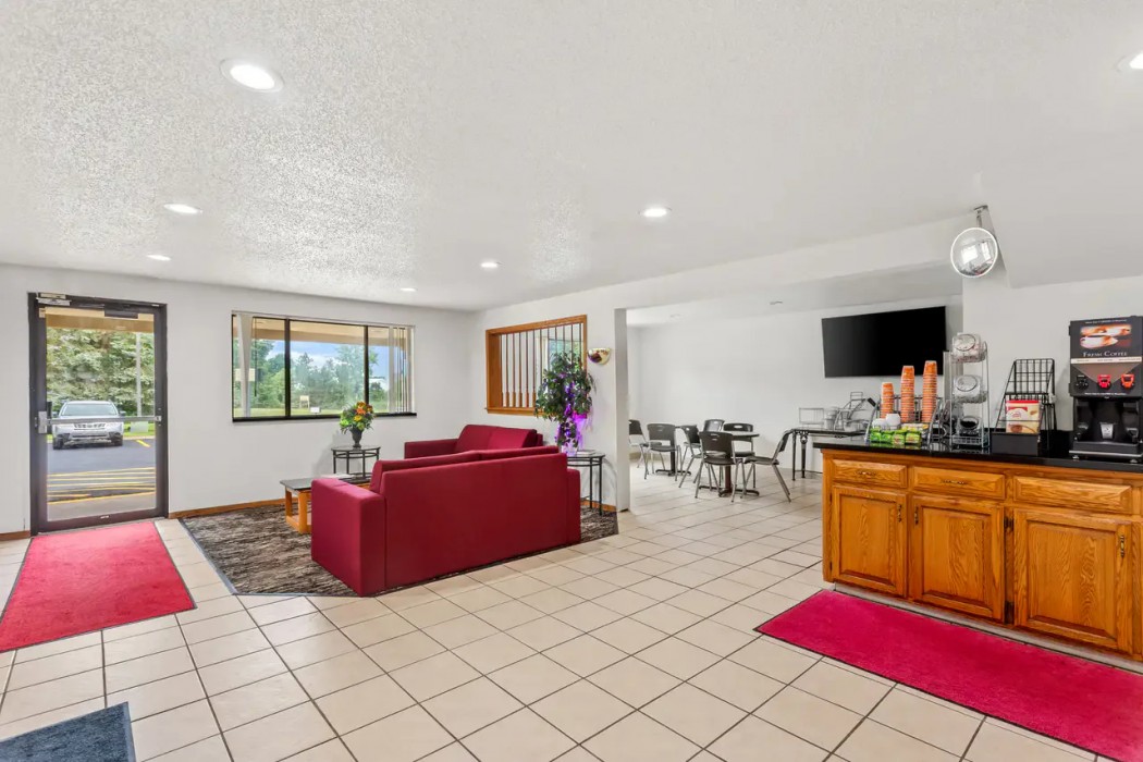 Quality Inn & Suites Howe - Sturgis 8/33