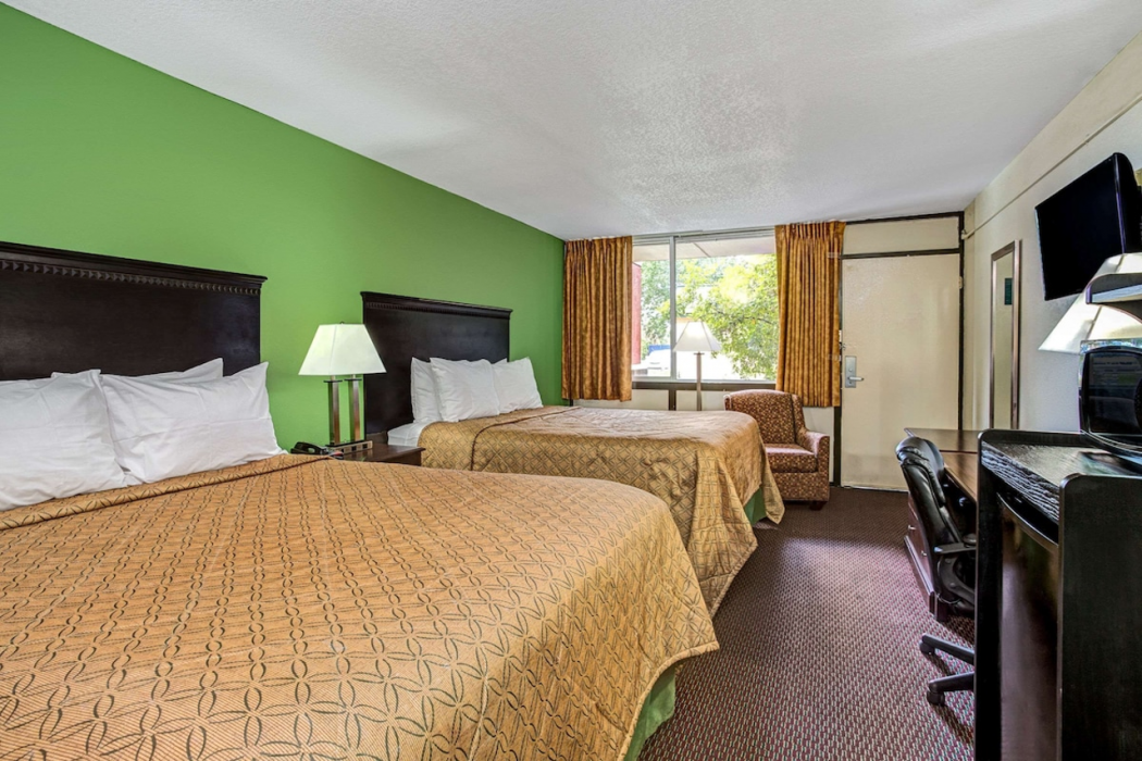 Days Inn by Wyndham York Alabama 12/32