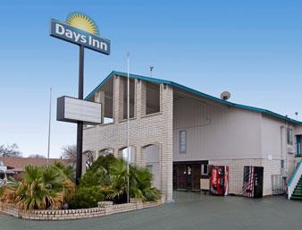 Days Inn by Wyndham Kenedy/Karnes City 2/23
