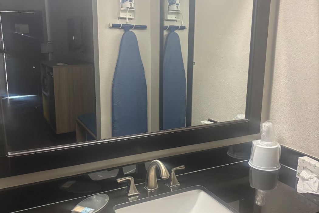 Days Inn & Suites by Wyndham Byram 4/24