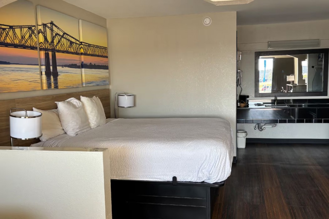 Days Inn & Suites by Wyndham Byram 7/24