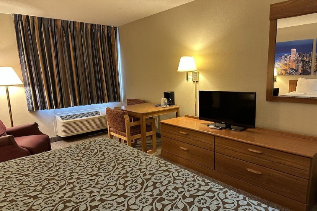 Econo Lodge El Paso, IL 14/20