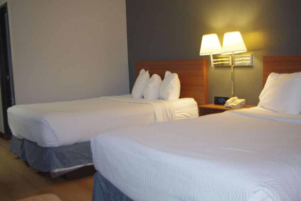 Econo Lodge El Paso, IL 6/20