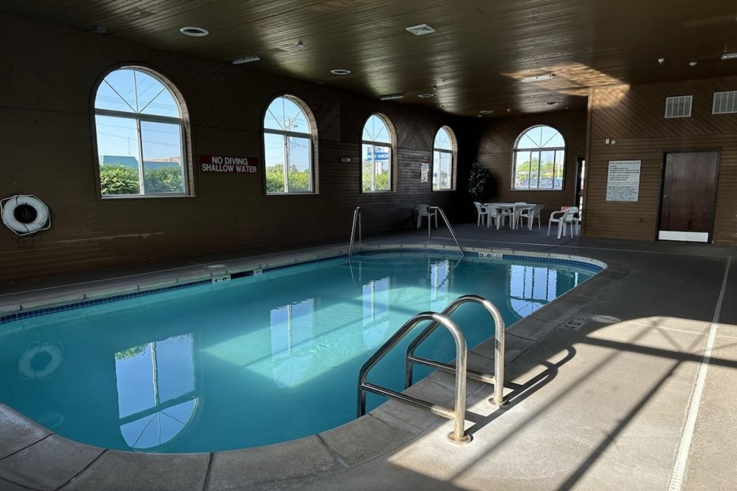 Econo Lodge El Paso, IL 15/20