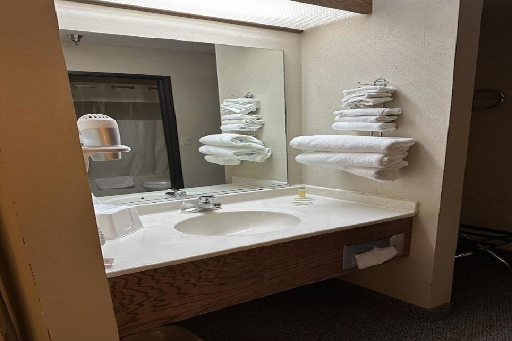 Econo Lodge El Paso, IL 11/20