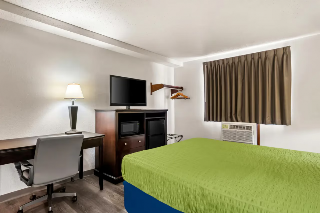 Econo Lodge Inn & Suites Auburn, MI 11/19
