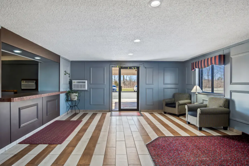Econo Lodge Inn & Suites Auburn, MI 6/19