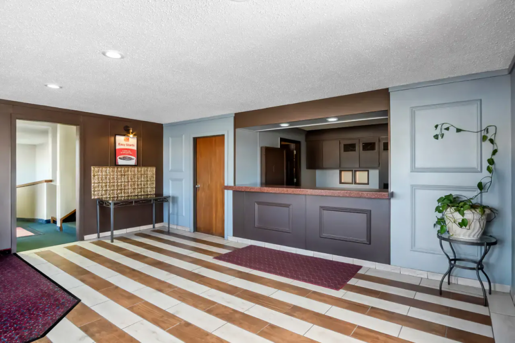 Econo Lodge Inn & Suites Auburn, MI 5/19