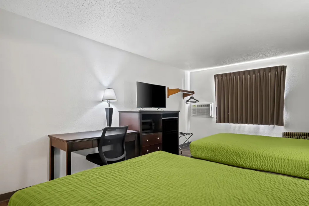 Econo Lodge Inn & Suites Auburn, MI 12/19