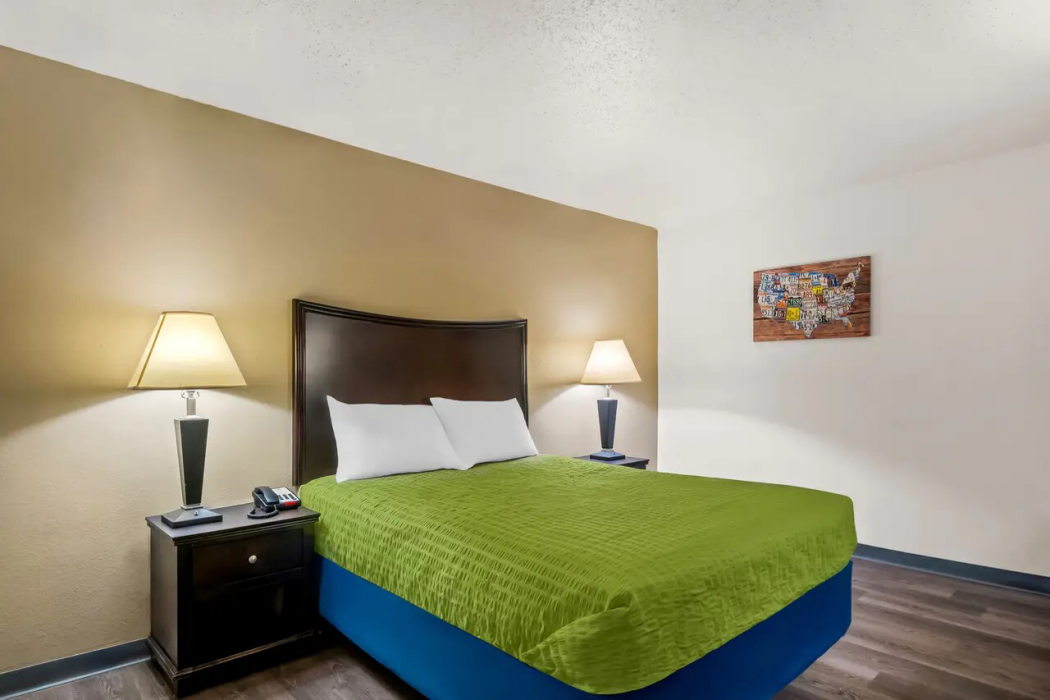 Econo Lodge Inn & Suites Auburn, MI 10/19