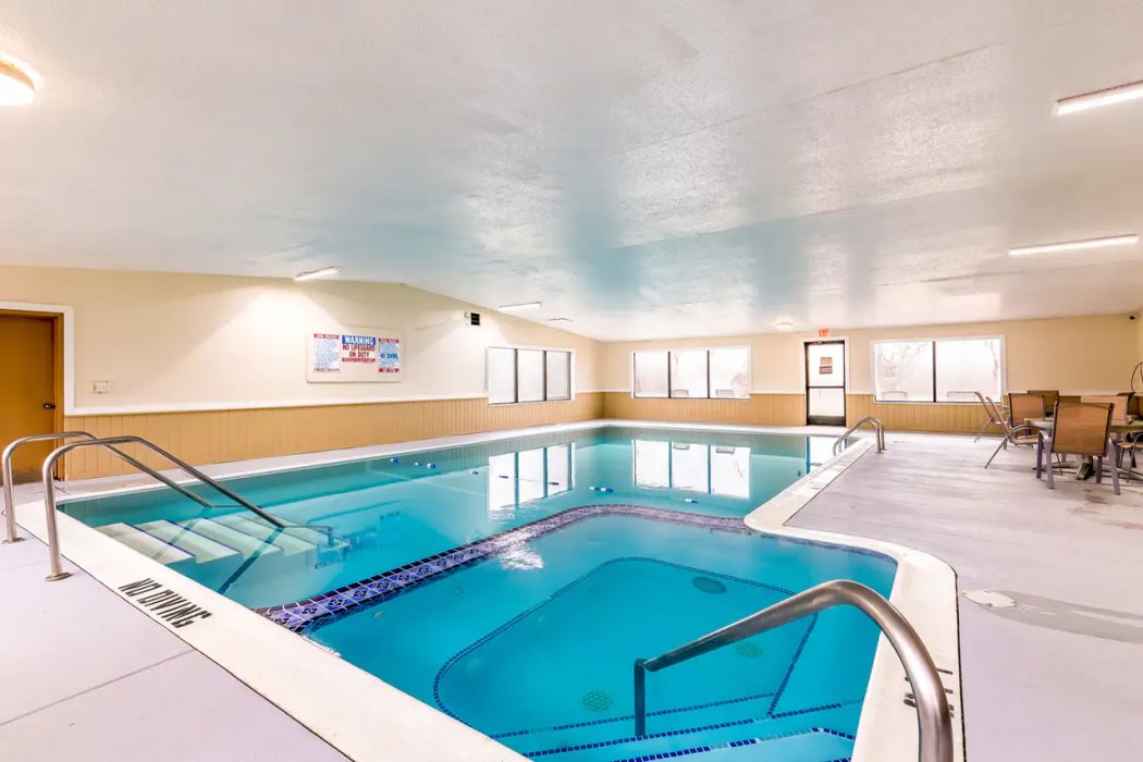 Econo Lodge Inn & Suites Auburn, MI 15/19
