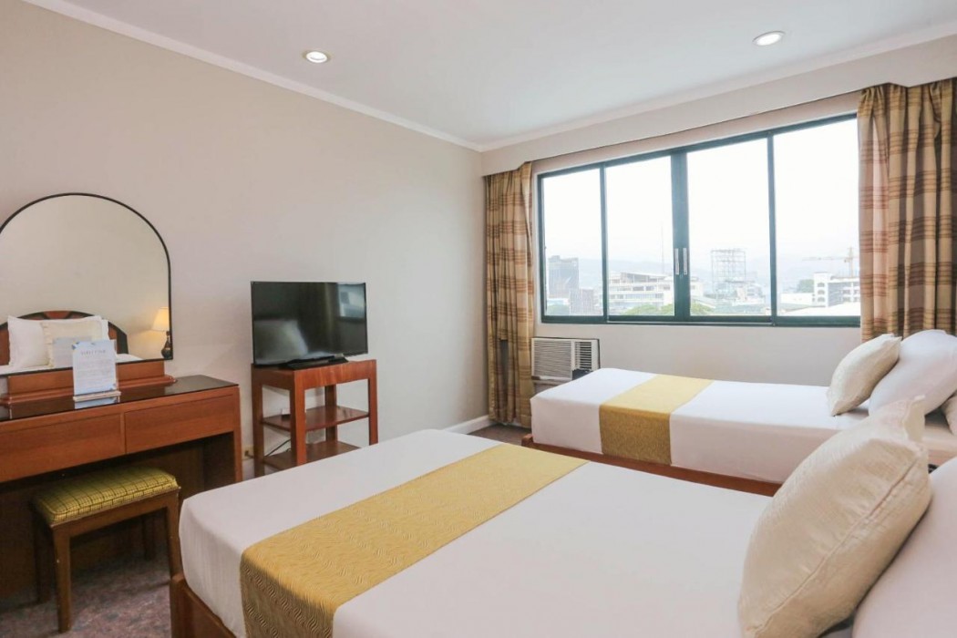 Holiday Plaza Hotel 29/86