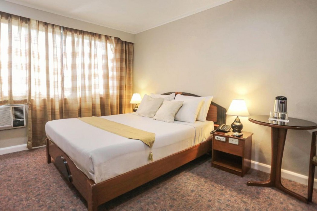 Holiday Plaza Hotel 12/86