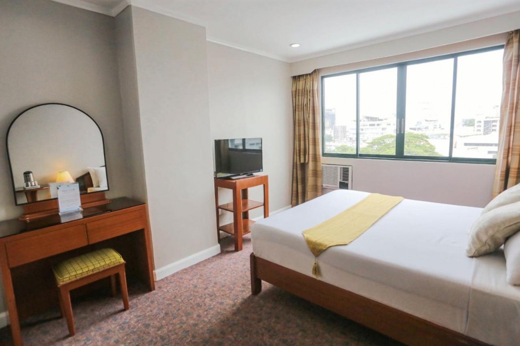 Holiday Plaza Hotel 26/86