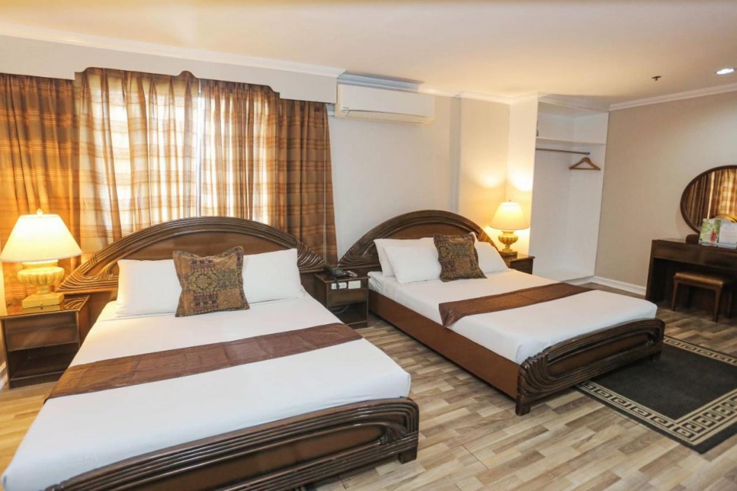 Holiday Plaza Hotel 32/86