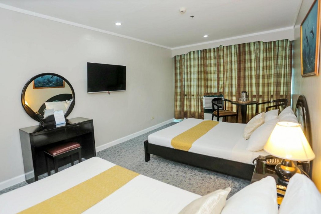 Holiday Plaza Hotel 40/86
