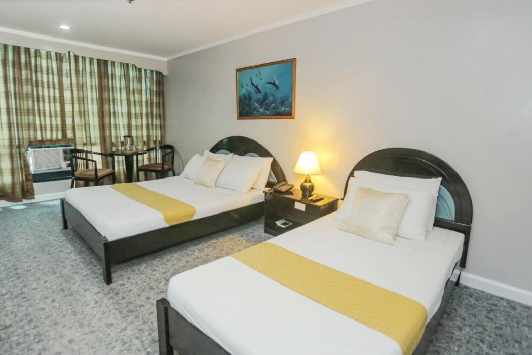Holiday Plaza Hotel 35/86