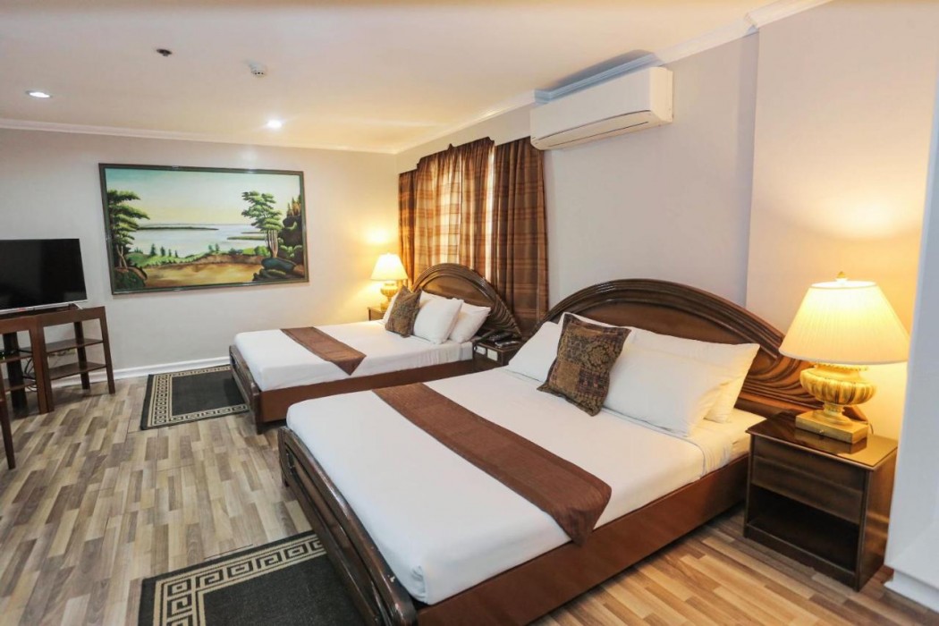 Holiday Plaza Hotel 16/86