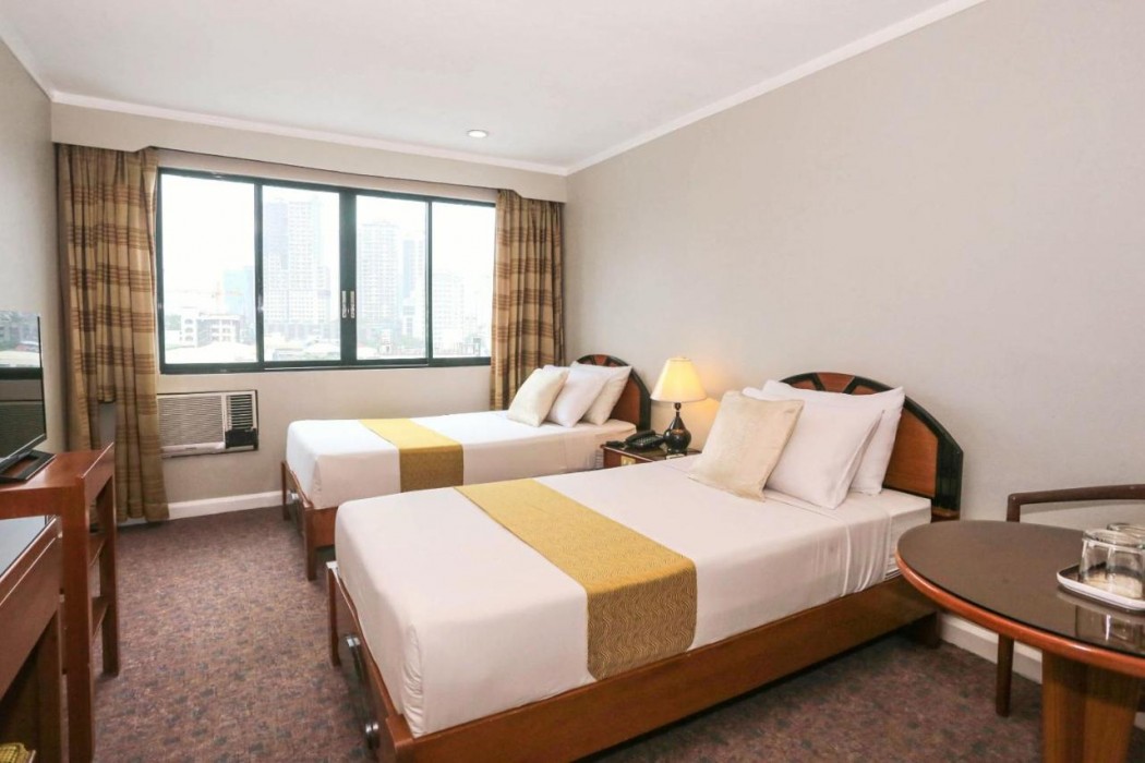 Holiday Plaza Hotel 27/86