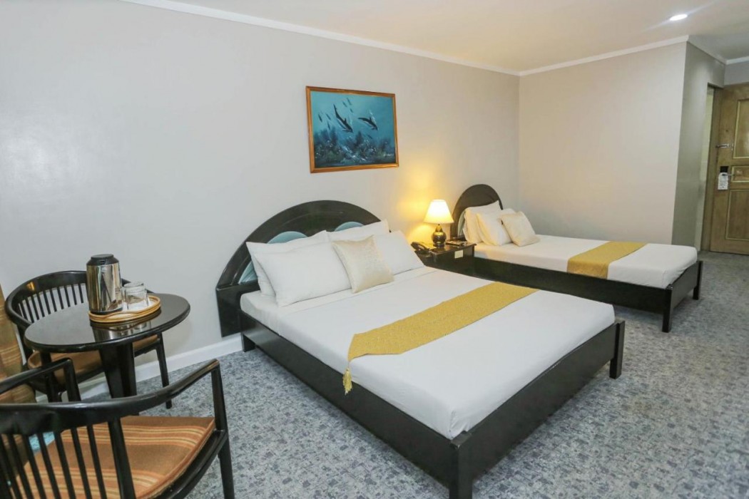 Holiday Plaza Hotel 41/86