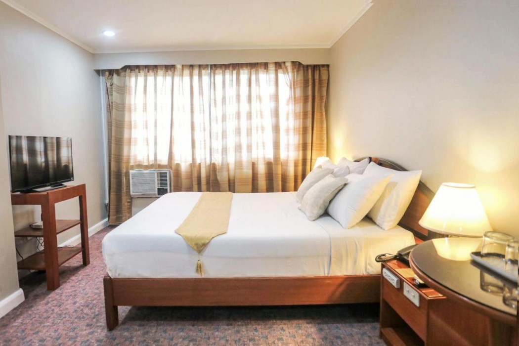 Holiday Plaza Hotel 25/86