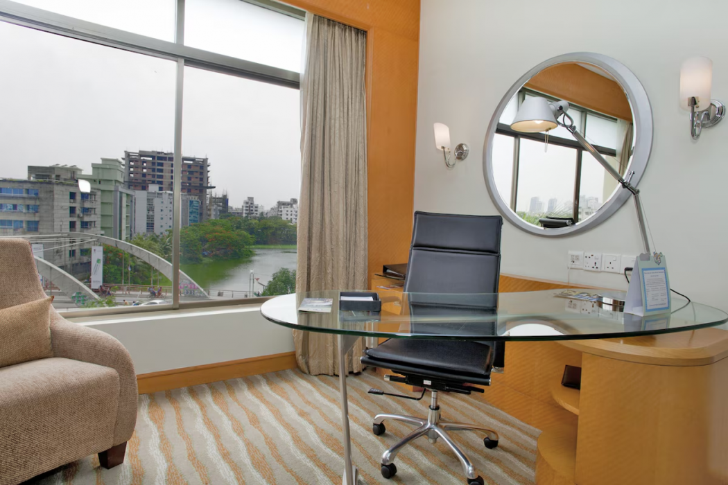 Lakeshore Hotel & Apartments 8/66