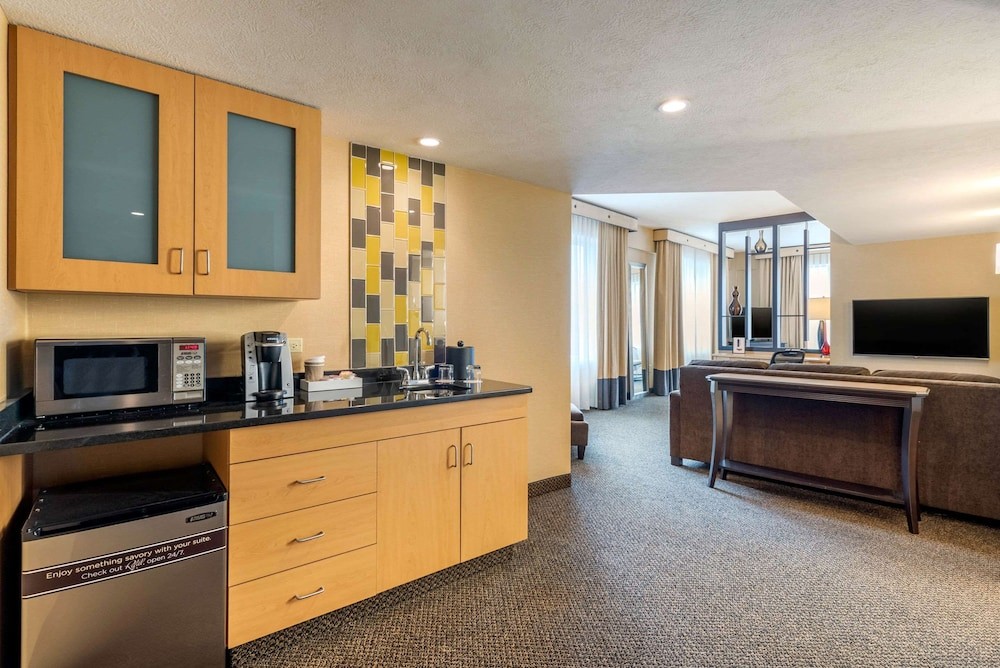 Cambria Hotel Akron - Canton Airport 26/41