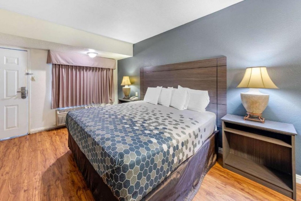 Econo Lodge On Historic Route 66 11/35