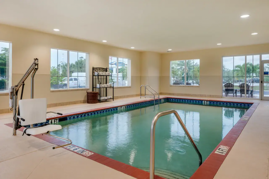 Comfort Inn & Suites Fort Myers Airport 14/26