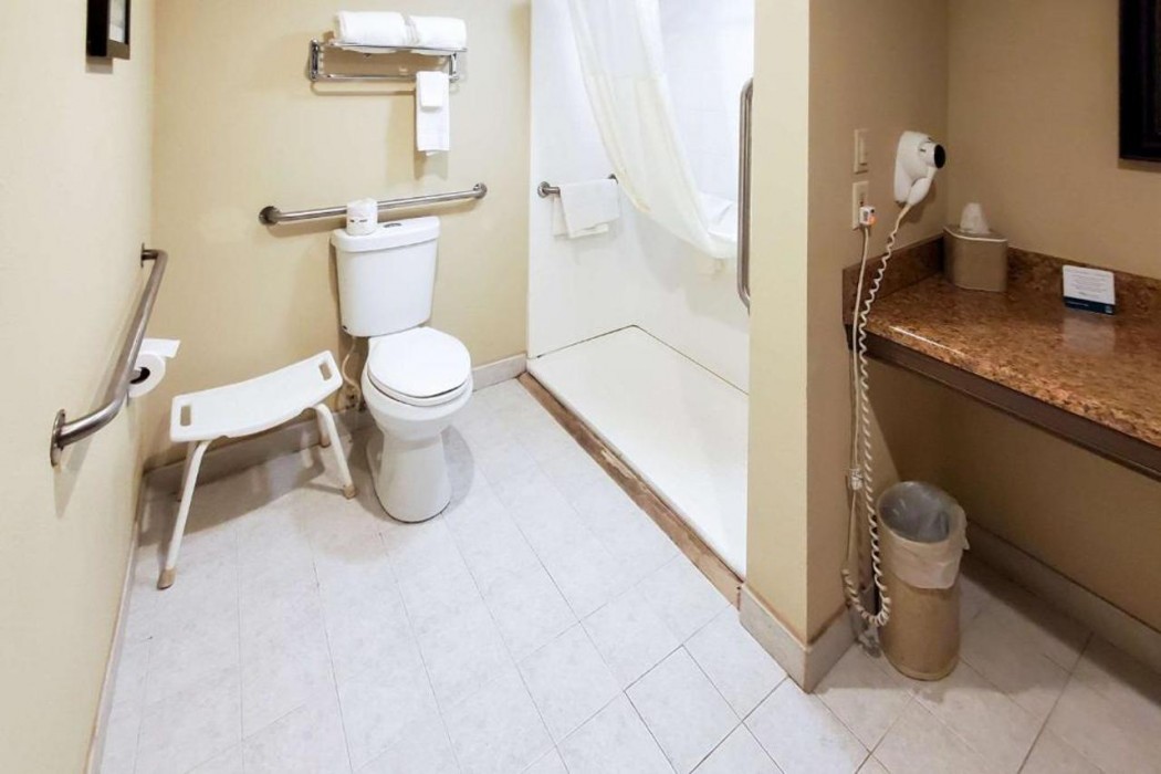 Quality Inn & Suites Quakertown-Allentown 15/18