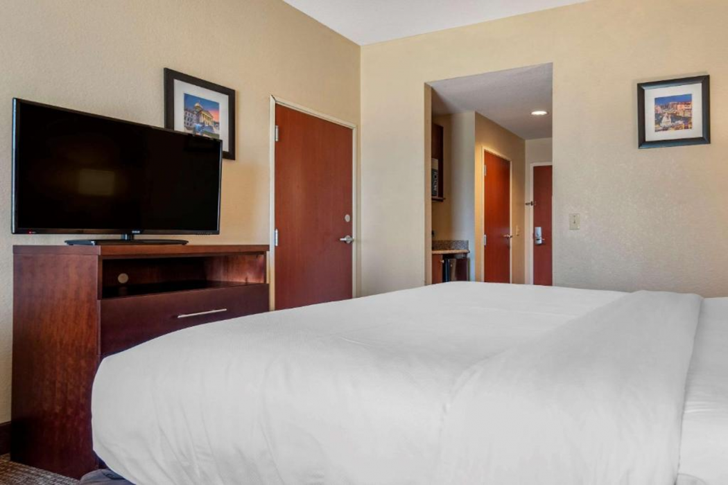 Comfort Inn & Suites Clinton - Jackson West 8/26