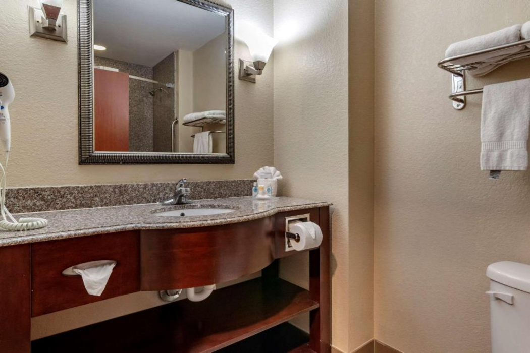 Comfort Inn & Suites Clinton - Jackson West 11/26