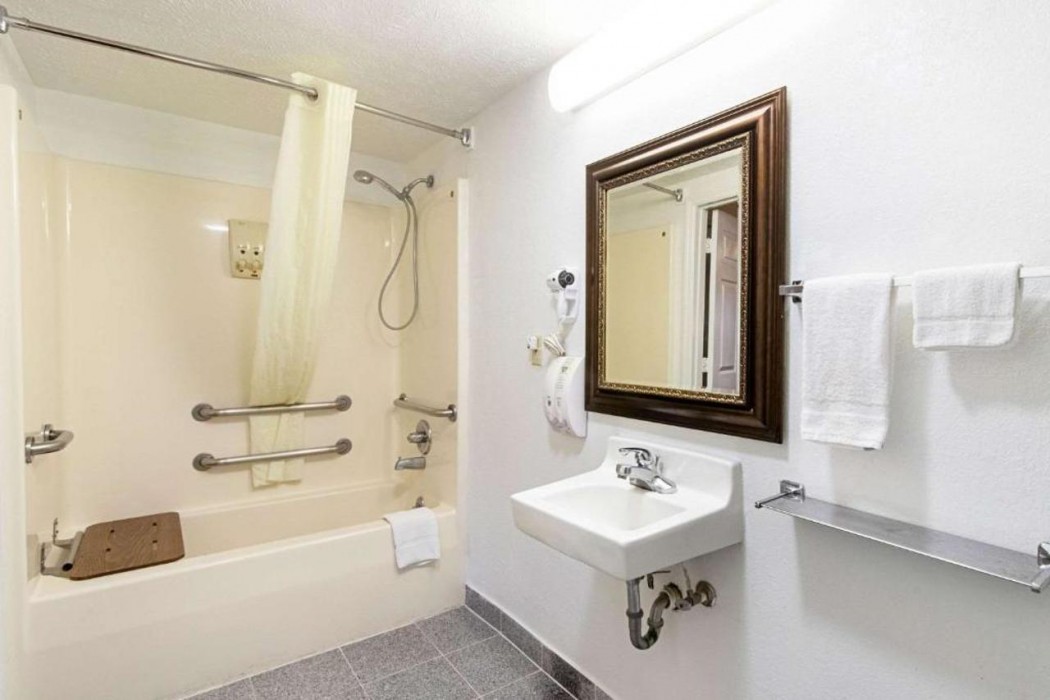 Quality Inn & Suites Dickson TN 27/46