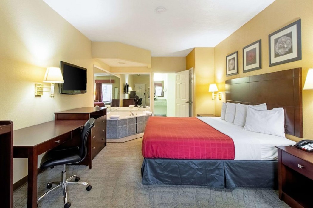 Quality Inn & Suites Dickson TN 15/46