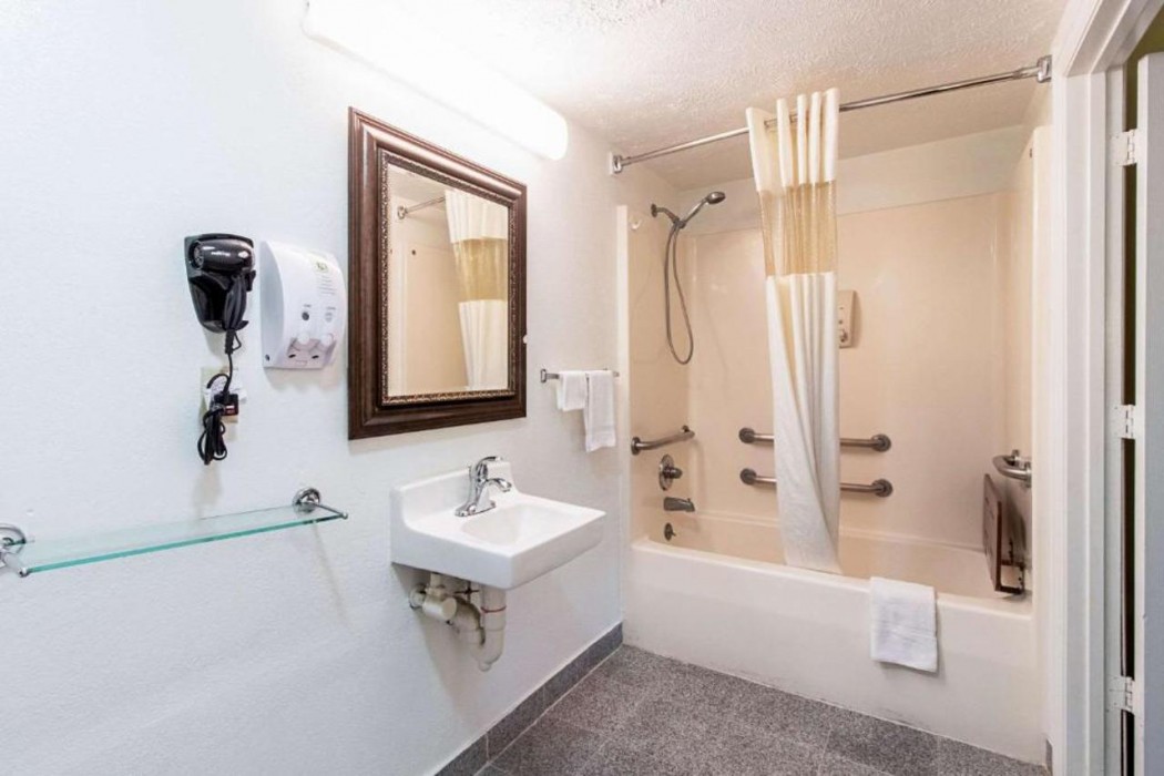 Quality Inn & Suites Dickson TN 29/46
