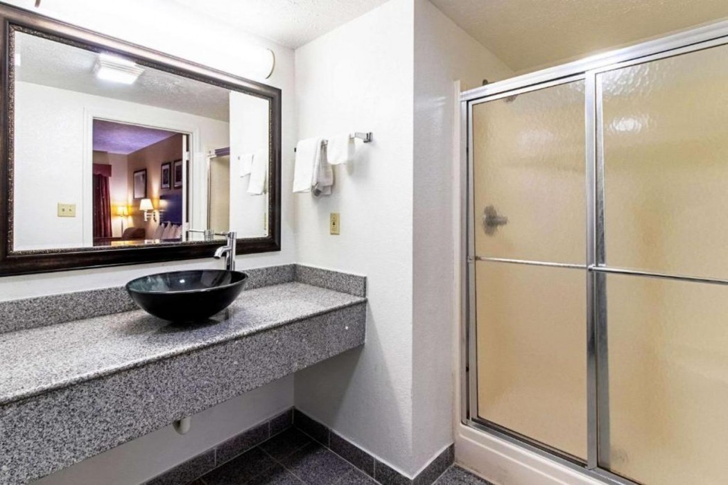 Quality Inn & Suites Dickson TN 25/46