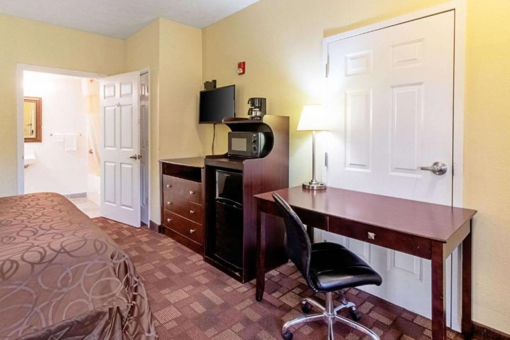 Quality Inn & Suites Dickson TN 23/46