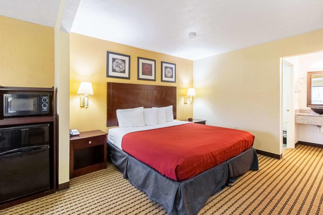 Quality Inn & Suites Dickson TN 12/46