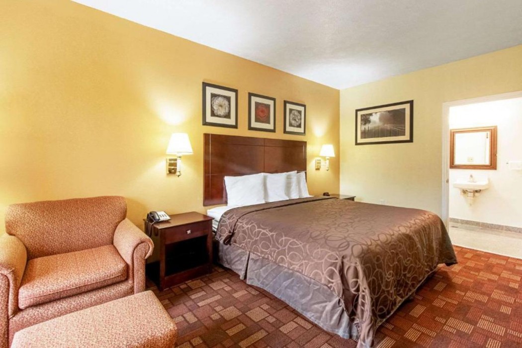 Quality Inn & Suites Dickson TN 19/46