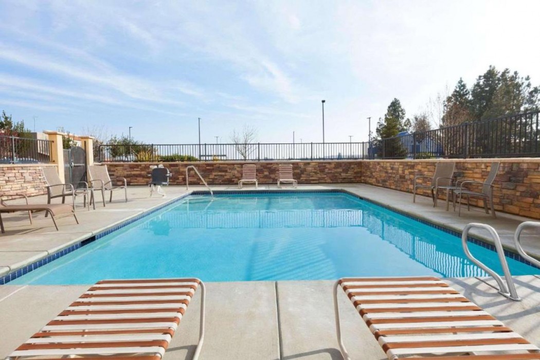 Country Inn & Suites By Radisson, Dixon, CA - UC Davis Area 15/24