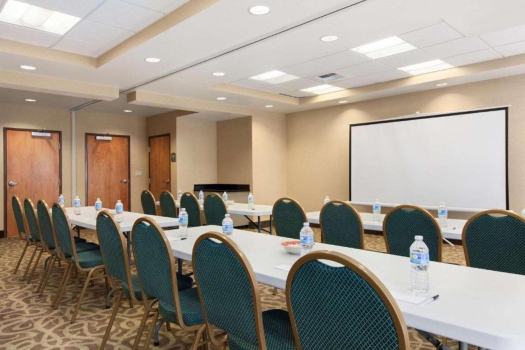 Country Inn & Suites By Radisson, Dixon, CA - UC Davis Area 11/24