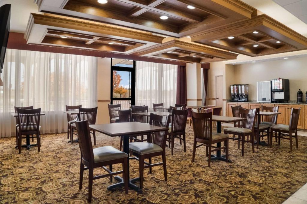 Quality Inn and Suites Saginaw, MI 33/47