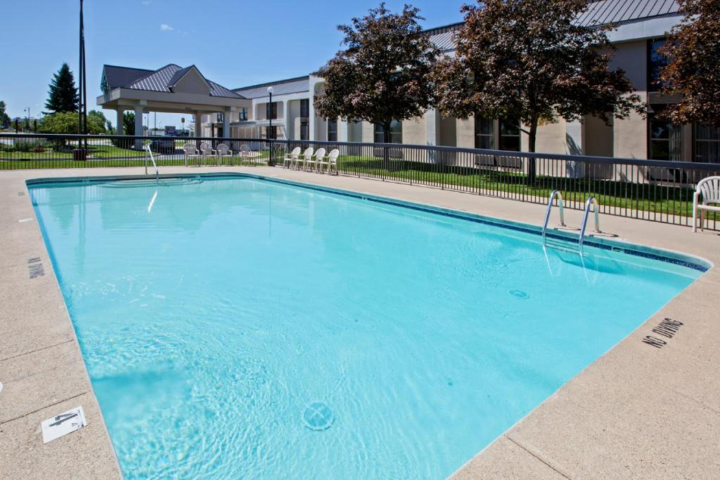 Quality Inn and Suites Saginaw, MI 23/47