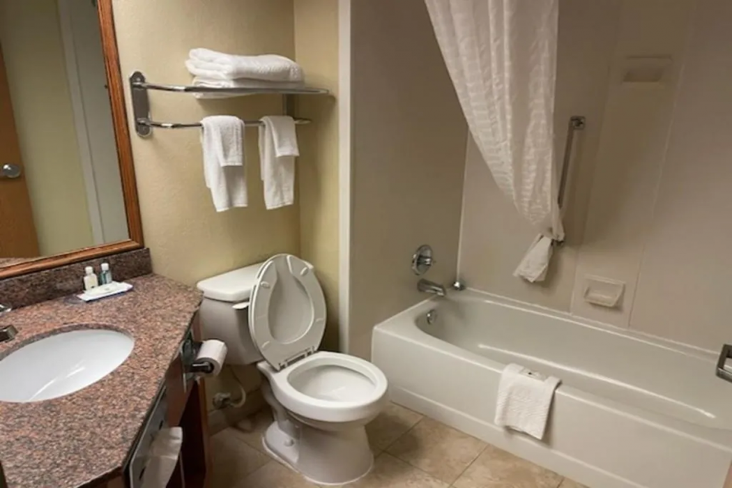Quality Inn and Suites Saginaw, MI 13/47