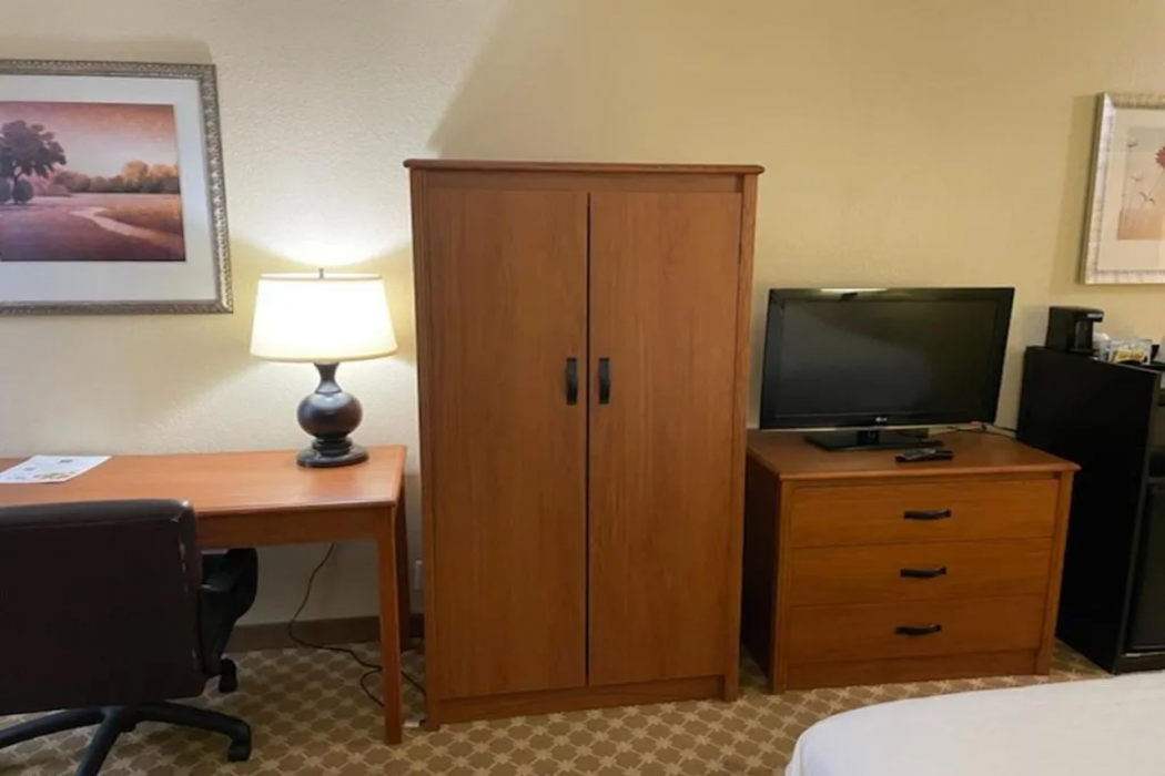 Quality Inn and Suites Saginaw, MI 12/47