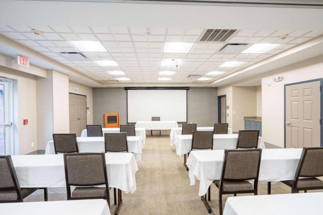 Country Inn and Suites by Radisson State College (Penn State Area), PA 13/28