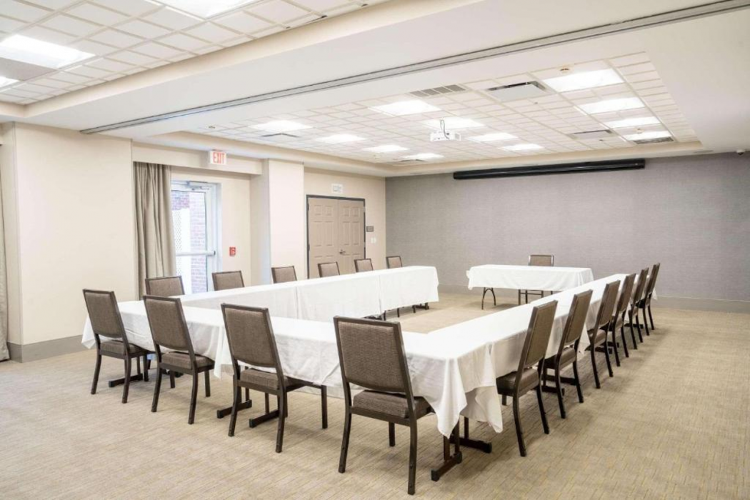 Country Inn and Suites by Radisson State College (Penn State Area), PA 14/28