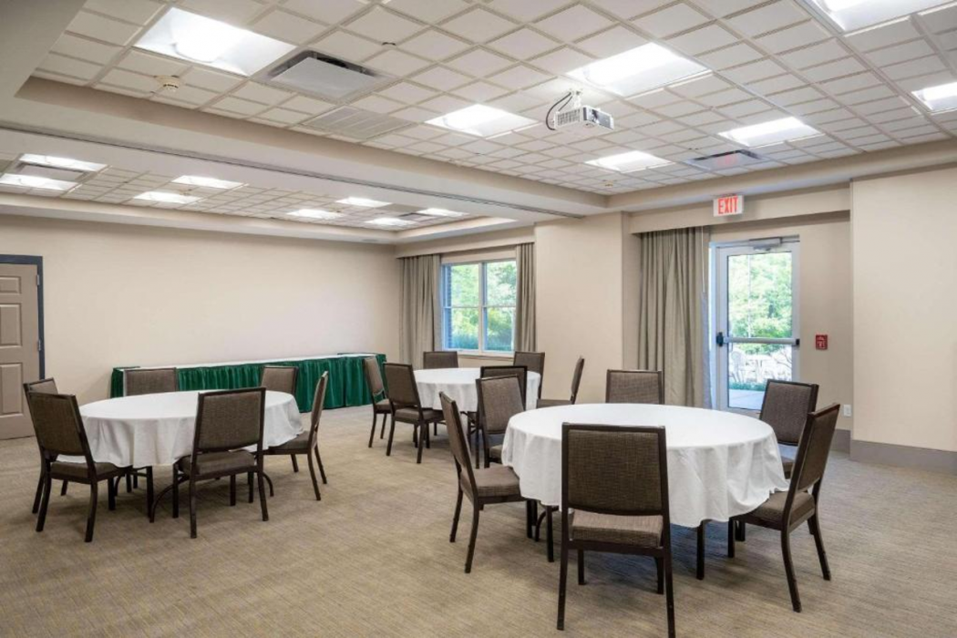 Country Inn and Suites by Radisson State College (Penn State Area), PA 12/28